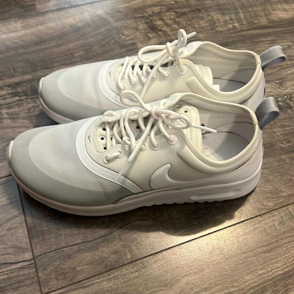 Women's light grey/white Nike Thea size 7